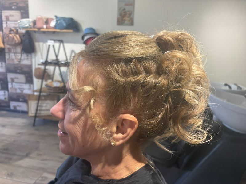 Chignon de cérémonie avec tresse incorporée, profil