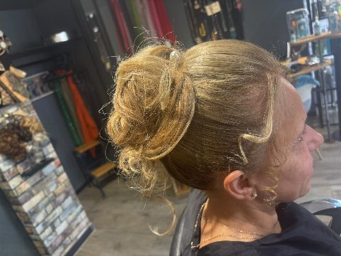 Chignon haut lissé avec épingle perle, profil