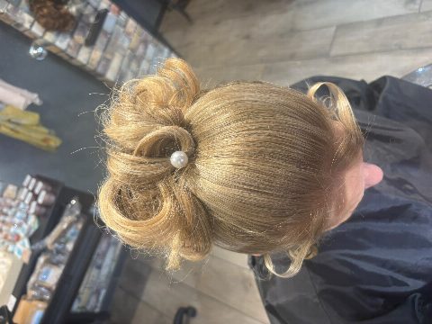 Chignon haut vu de dessus, épingle perle