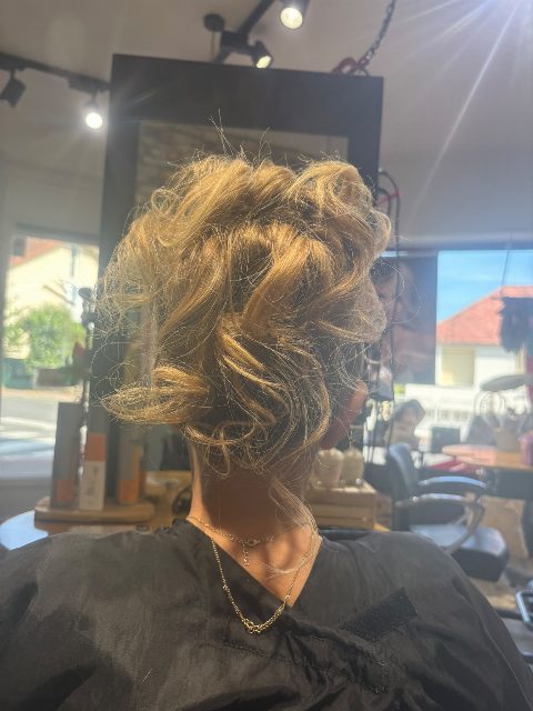 Chignon déstructuré bouclé, vue de dos