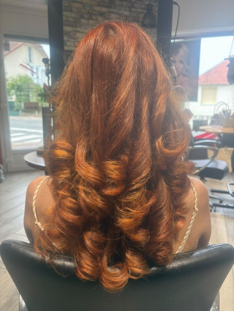 Longs cheveux roux naturels bouclés au brushing, vue de dos